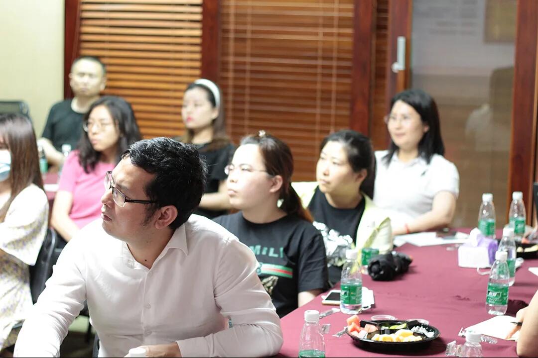 “兩會(huì)政策對(duì)企業(yè)利弊的分析”沙龍圓滿結(jié)束 “兩會(huì)政策對(duì)企業(yè)利弊的分析”沙龍圓滿結(jié)束