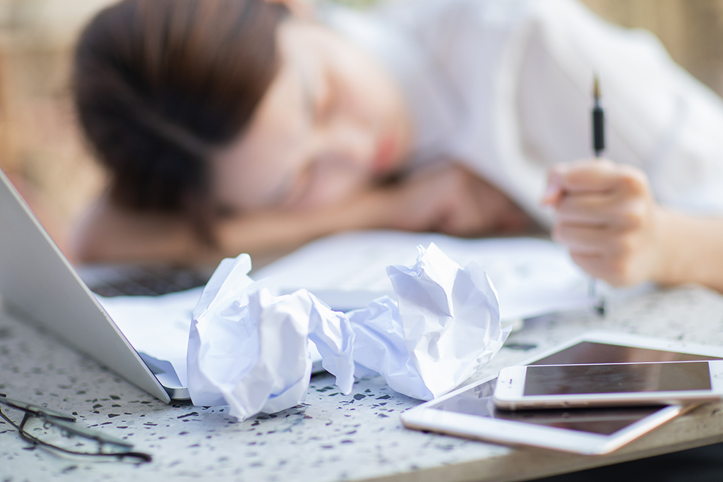 千庫網(wǎng)_商務(wù)白天壓力大的女職員戶外趴著攝影圖配圖_攝影圖編號190913 千庫網(wǎng)_商務(wù)白天壓力大的女職員戶外趴著攝影圖配圖_攝影圖編號190913